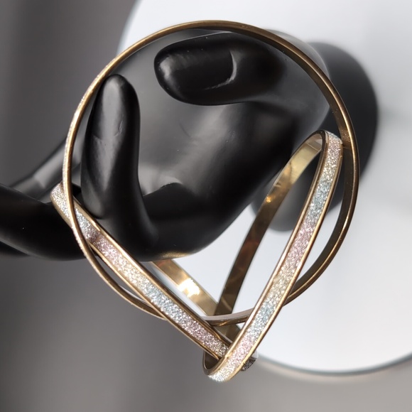 Gold Toned Glitter Design Interlocking Bracelets - Picture 3 of 7